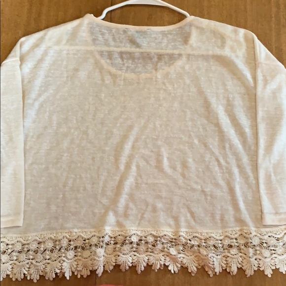 White quarter sleeve top - Picture 4 of 4